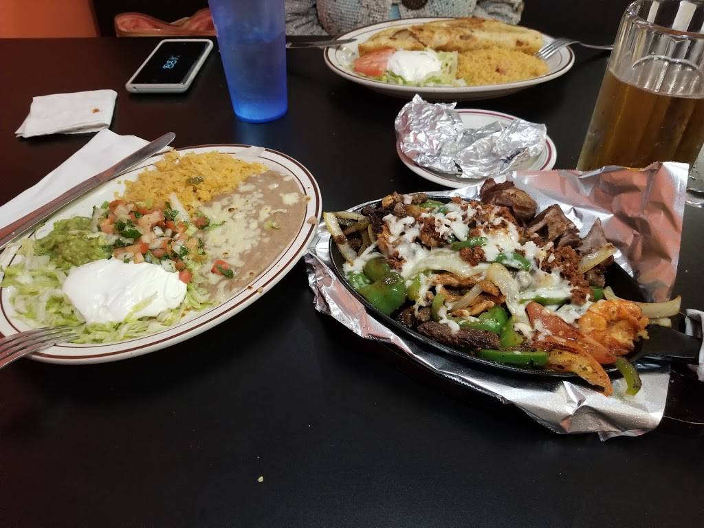 Dos Lunas | restaurant | 12 S Tippecanoe Dr, Tipp City, OH 45371, USA | 9378773277 OR +1 937-877-3277