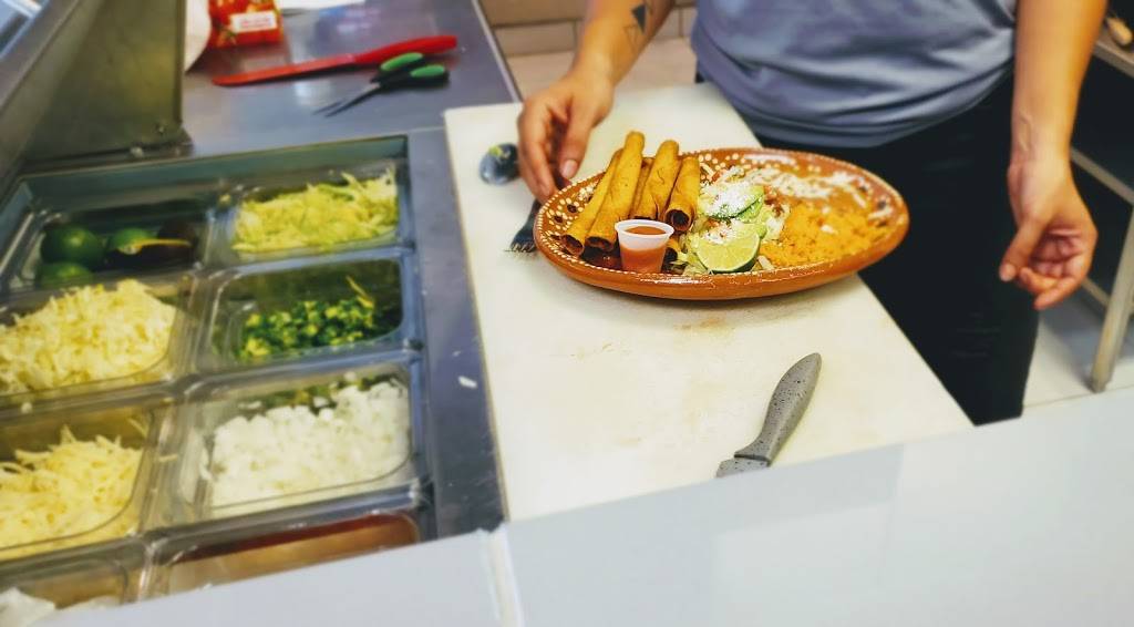 El Amachado | restaurant | 3010 George Dieter Dr ste A, El Paso, TX 79936, USA | 9158814430 OR +1 915-881-4430