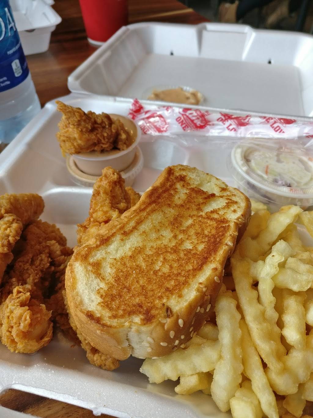 Raising Canes Chicken Fingers | meal takeaway | 6568 N Sheridan Rd, Chicago, IL 60626, USA | 7733819480 OR +1 773-381-9480