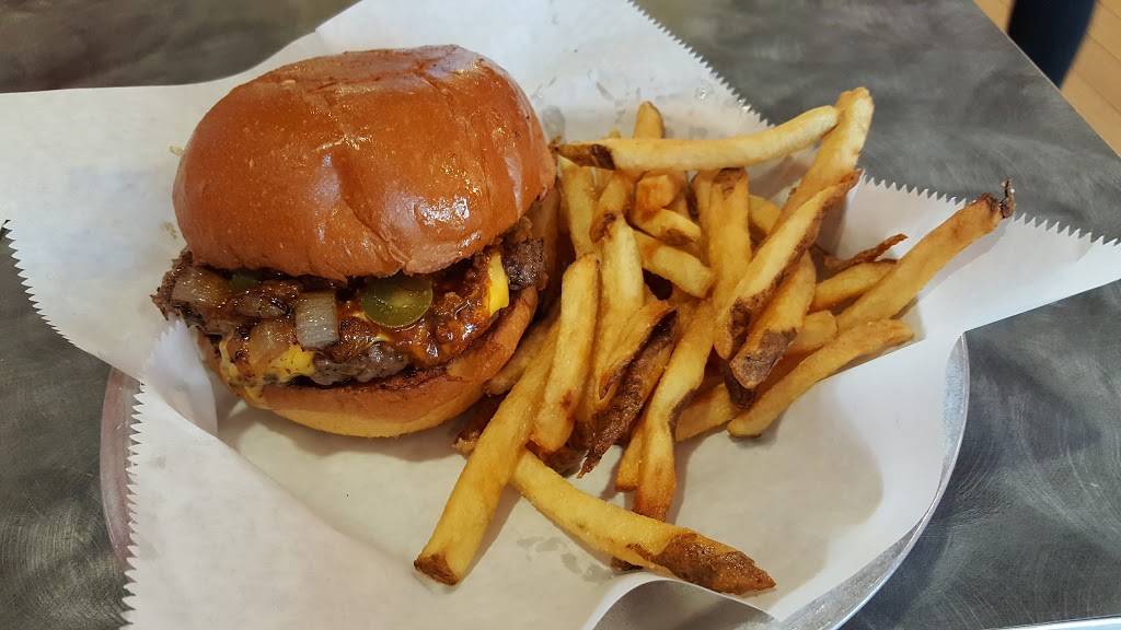 Worlds Burgers | restaurant | 18438 TX-105, Montgomery, TX 77356, USA | 9365822442 OR +1 936-582-2442