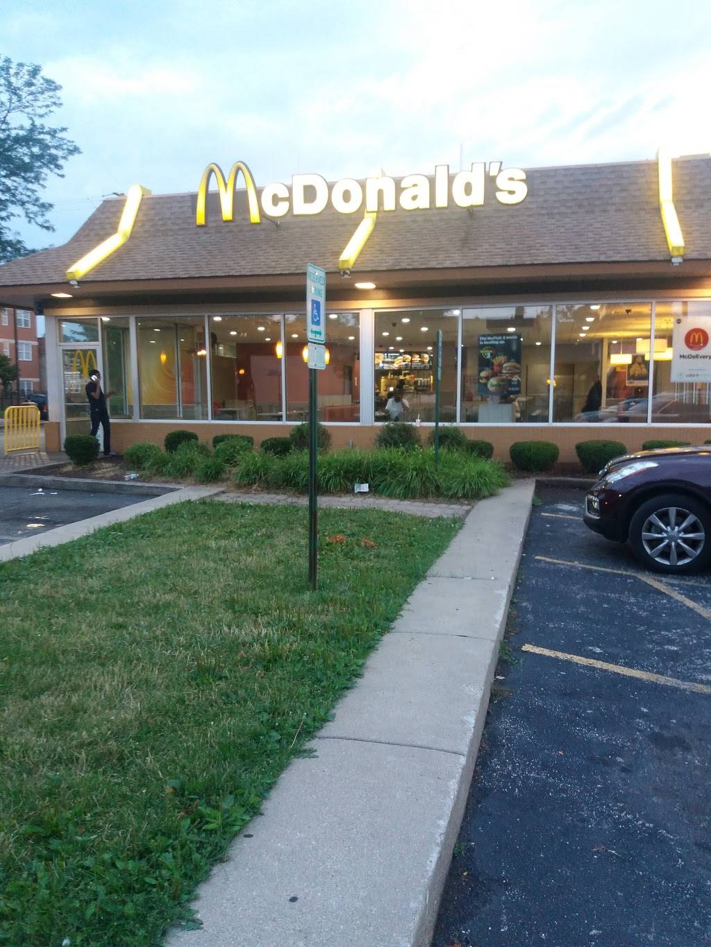 McDonalds | cafe | 2425 E 79th St, Chicago, IL 60649, USA | 7737680153 OR +1 773-768-0153
