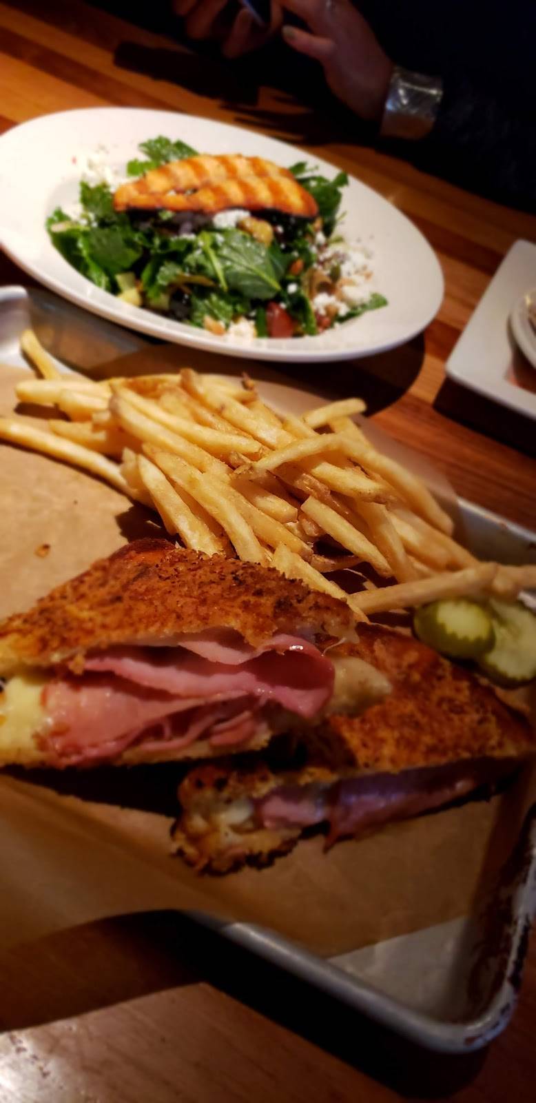 BJs Brewhouse | restaurant | 39 Green Acres Rd S, Valley Stream, NY 11581, USA | 5162568800 OR +1 516-256-8800