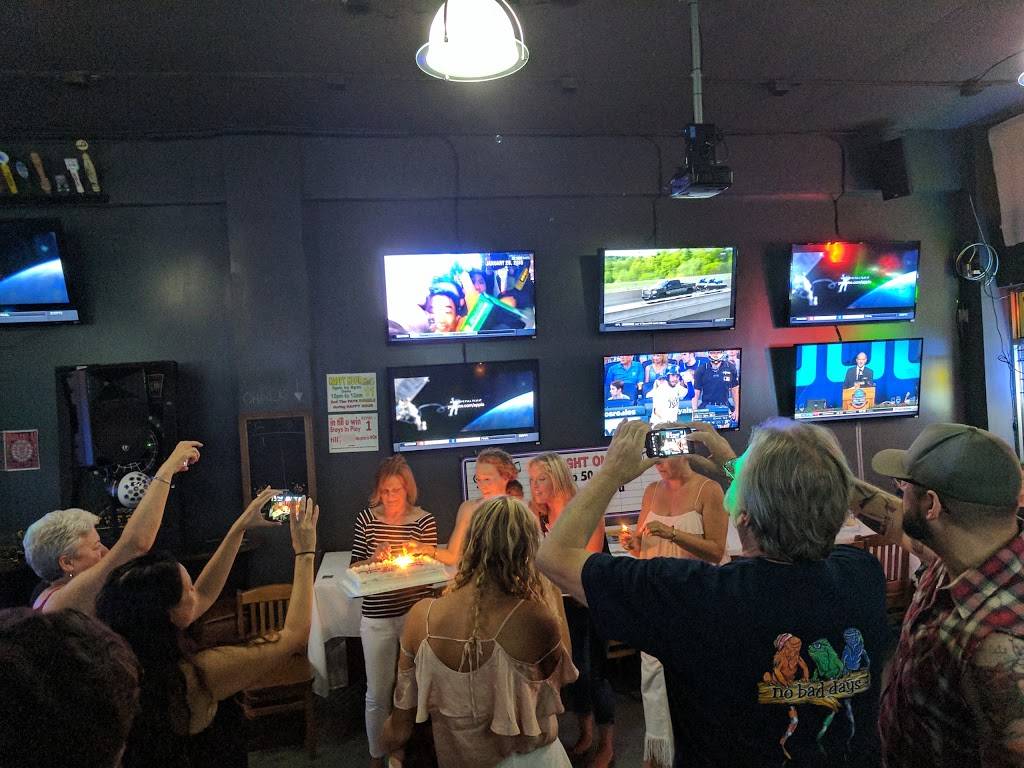 Bleachers Pub | restaurant | 8560 Greenwood Ave N, Seattle, WA 98103, USA | 2067839919 OR +1 206-783-9919