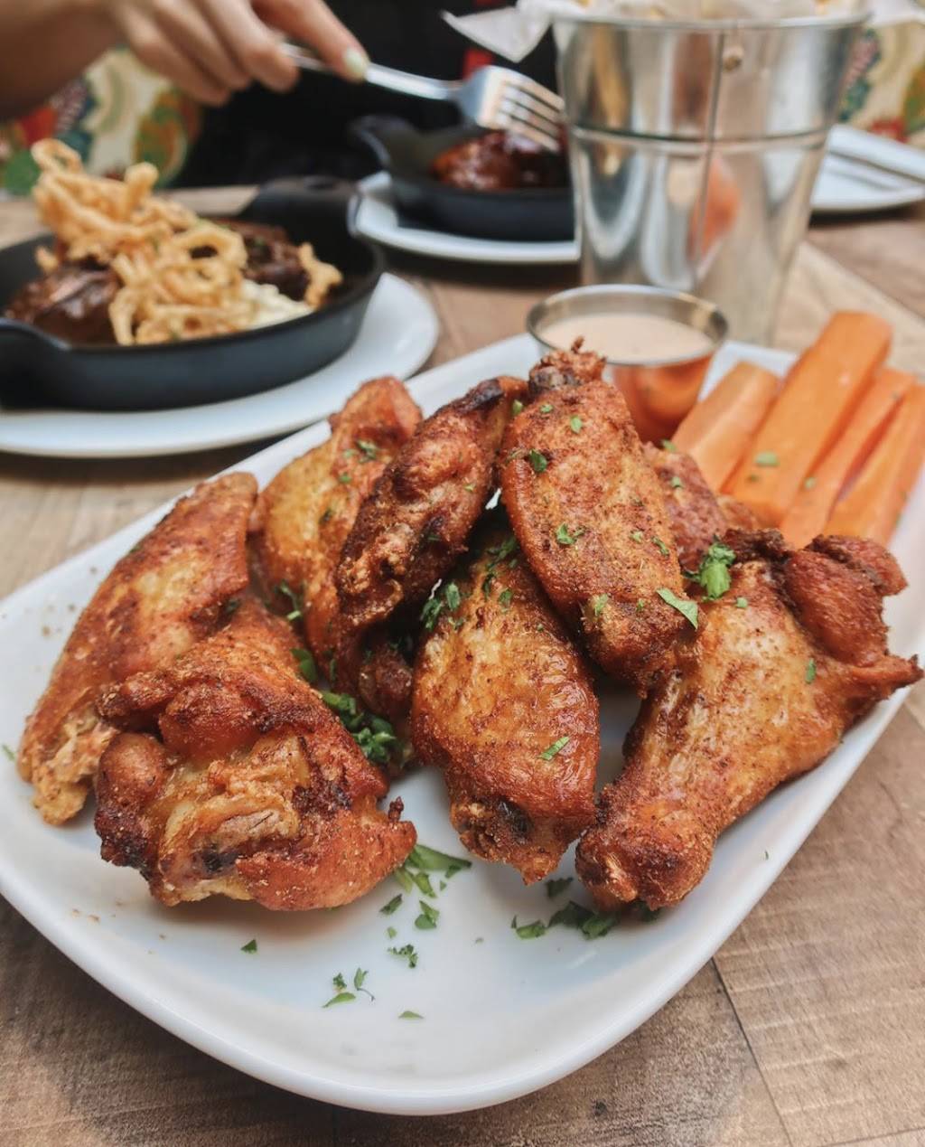 The Pinemoor | restaurant | 1101 N Highland St, Arlington, VA 22201, USA | 5719702592 OR +1 571-970-2592