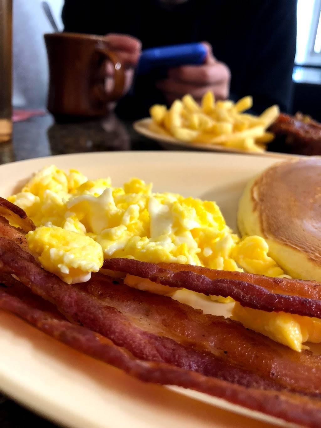 Record Grill | restaurant | 605 Elm St, Dallas, TX 75202, USA | 2147421353 OR +1 214-742-1353