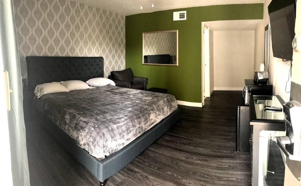 Village Inn | restaurant | 3001 W Wisconsin Ave, Milwaukee, WI 53208, USA | 4143447500 OR +1 414-344-7500