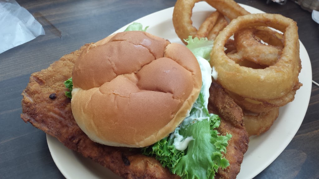 Carolinas Ice Cream Shop And Café | restaurant | 10129 Missouri T, Wappapello, MO 63966, USA | 5732228884 OR +1 573-222-8884