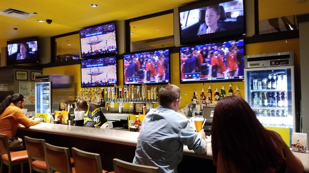 Buffalo Wild Wings | restaurant | 1832 N Clybourn Ave, Chicago, IL 60614, USA | 7738689453 OR +1 773-868-9453