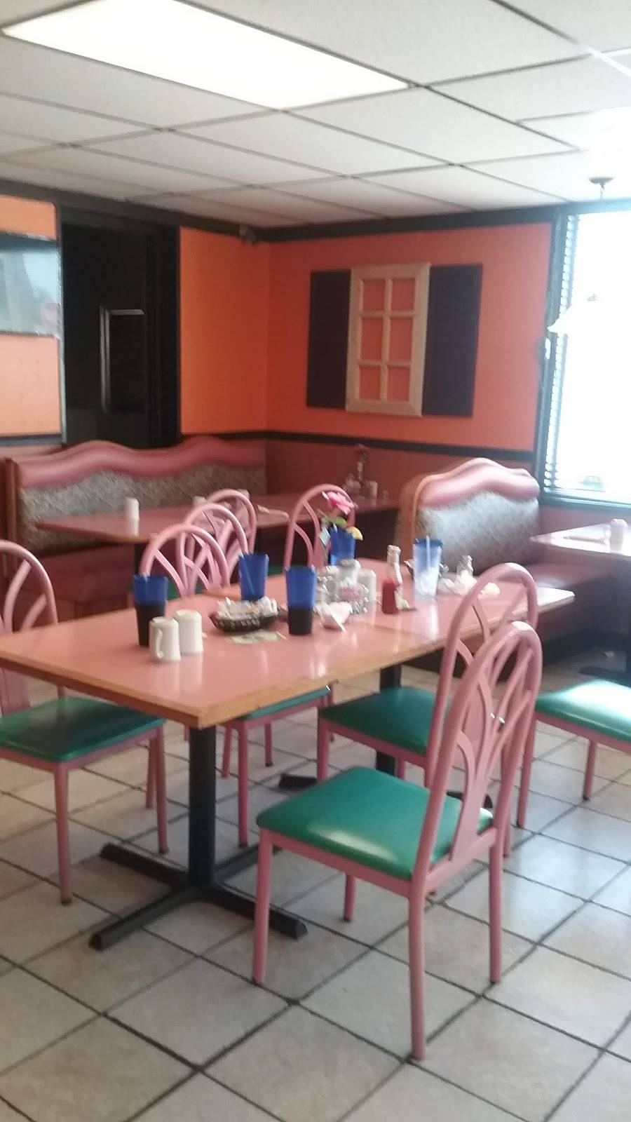 Lupitas Family Restaurant | restaurant | 200 W 5th St, Tilton, IL 61833, USA | 2176552233 OR +1 217-655-2233