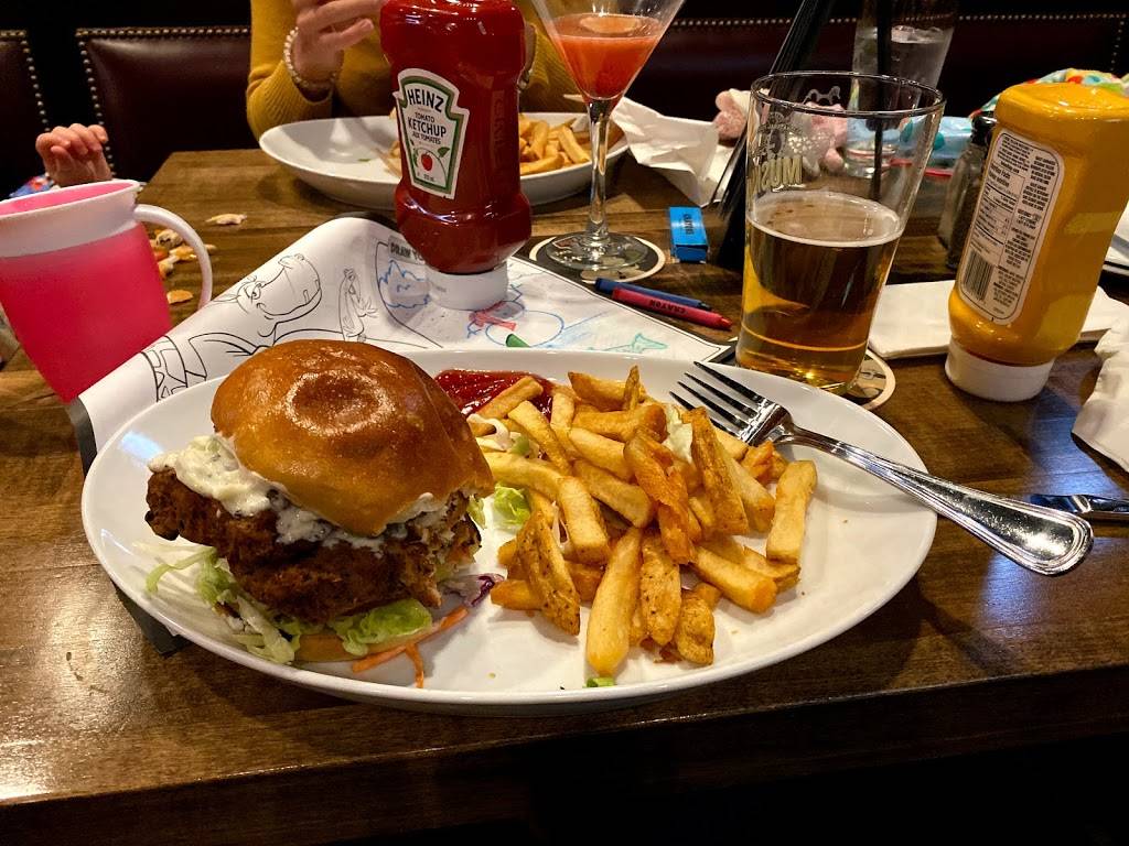 Fionn MacCools | restaurant | 11 Ray Lawson Blvd, Brampton, ON L6Y 5L8, Canada | 9054569145 OR +1 905-456-9145