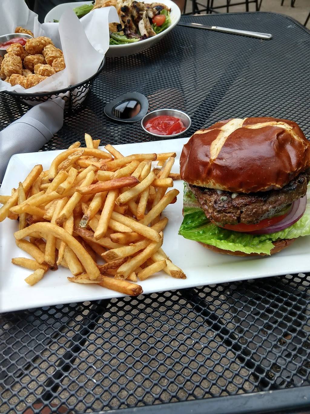 Brownstone | restaurant | 3937 N Lincoln Ave, Chicago, IL 60613, USA | 7735283700 OR +1 773-528-3700