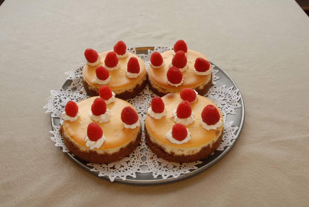 Lolas Bakery & Restaurant | bakery | 306 S 3rd Ave, Sturgeon Bay, WI 54235, USA | 9204735055 OR +1 920-473-5055