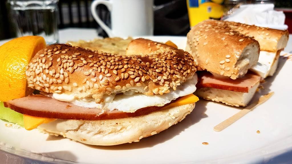 Allô Mon Coco | restaurant | 9197 Boulevard de lAcadie, Montréal, QC H4N 3K1, Canada | 5143816425 OR +1 514-381-6425