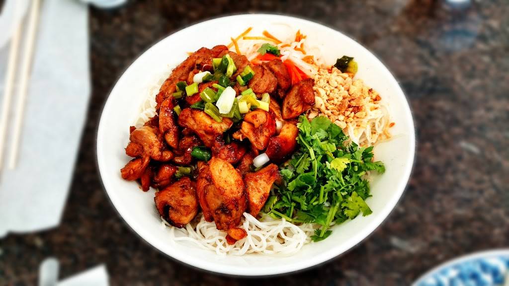 Pho Lee Hoa Phat III | restaurant | 102 Springstowne Center, Vallejo, CA 94591, USA | 7076490888 OR +1 707-649-0888