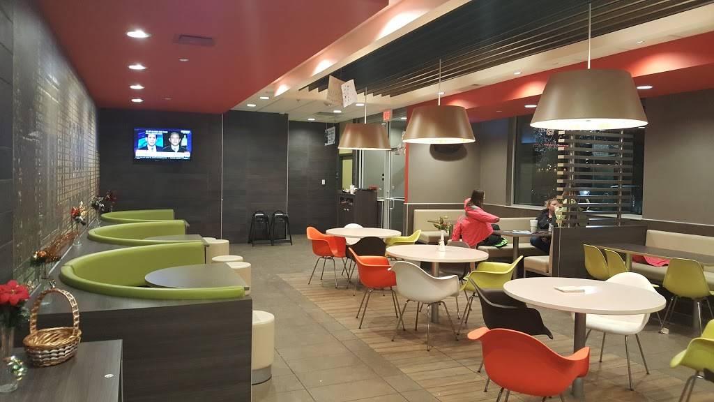 McDonalds | cafe | 2910 W 3rd St, Bloomington, IN 47404, USA | 8123328950 OR +1 812-332-8950