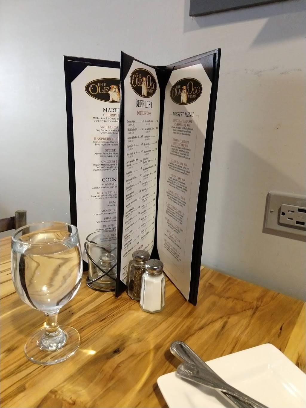 Ole Dog Tavern | restaurant | 1920 Black Rock Turnpike, Fairfield, CT 06825, USA | 2032904994 OR +1 203-290-4994