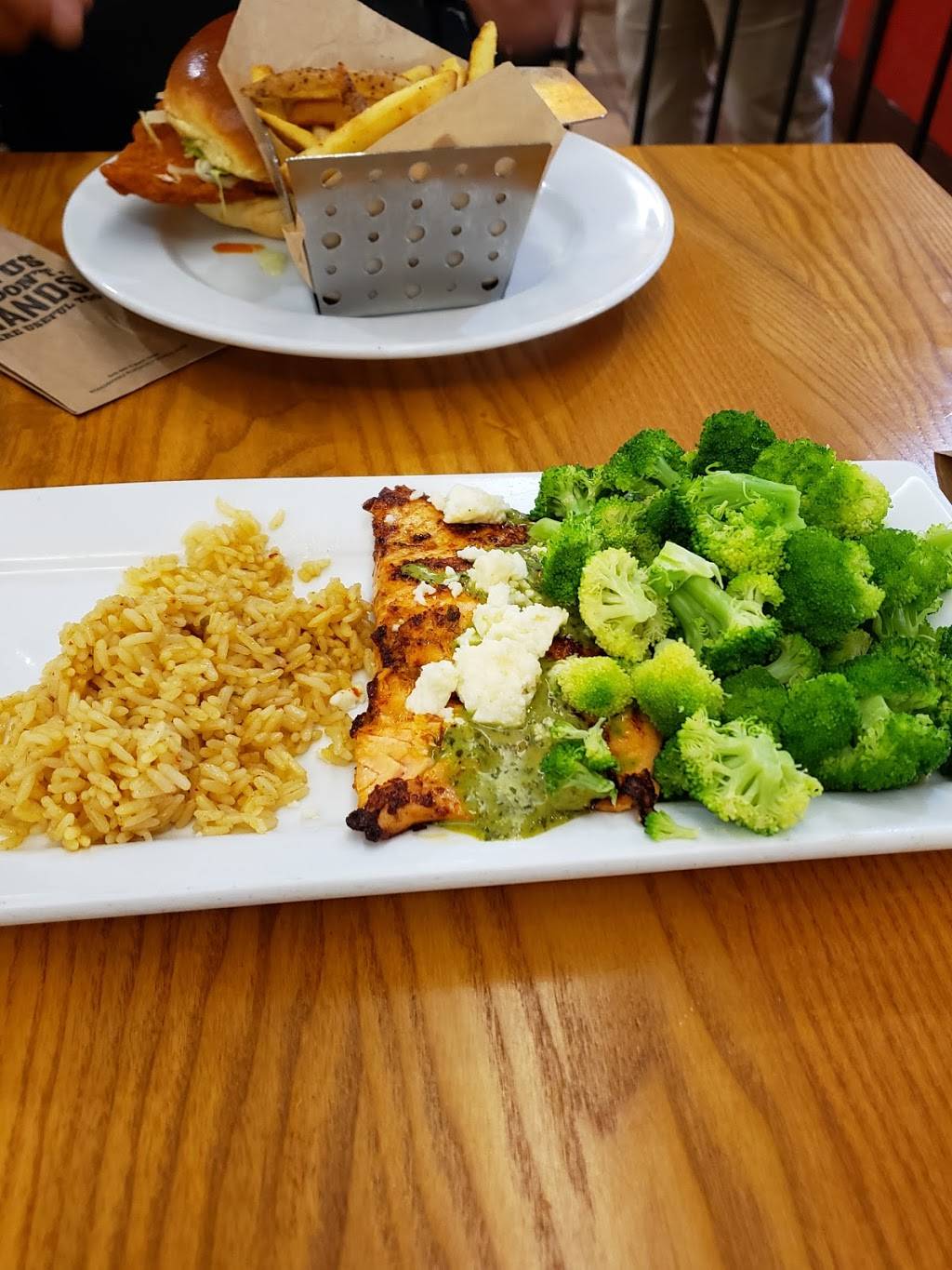 Chilis Grill & Bar | restaurant | 1000 Turnage Blvd, Terminal C, Gate 9 Suite 124, West Palm Beach, FL 33406, USA | 5616830834 OR +1 561-683-0834