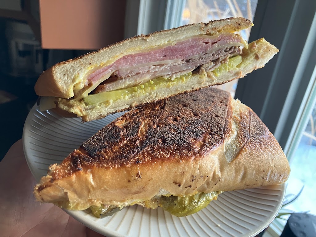 Lilias Cuban Café | restaurant | 1492 State St, Veazie, ME 04401, USA | 2072178667 OR +1 207-217-8667