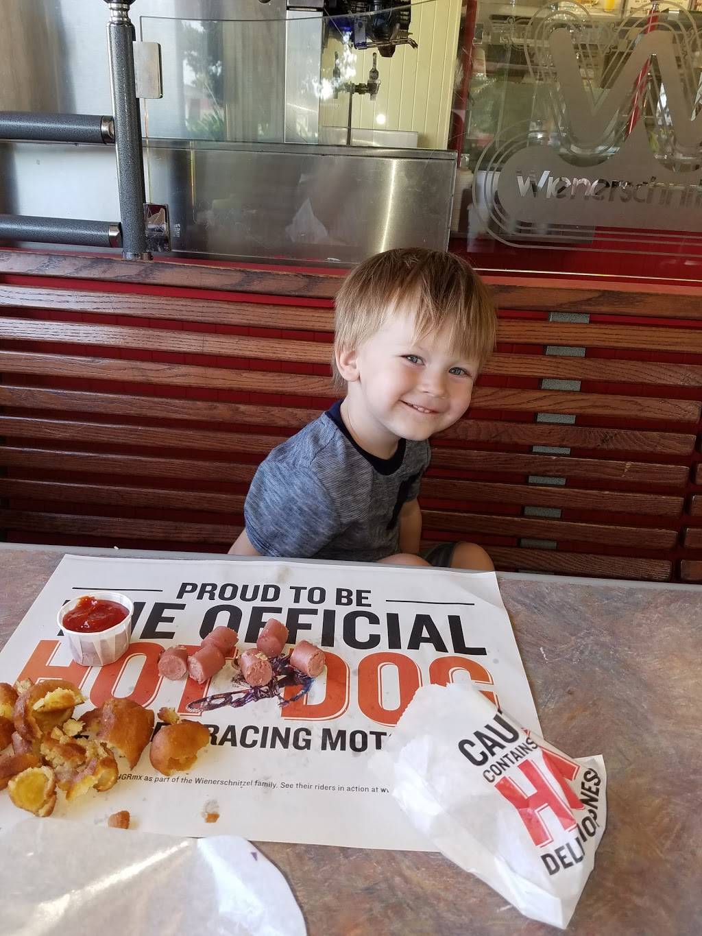 Wienerschnitzel | restaurant | 265 Orangethorpe Ave, Fullerton, CA 92832, USA | 7145251741 OR +1 714-525-1741