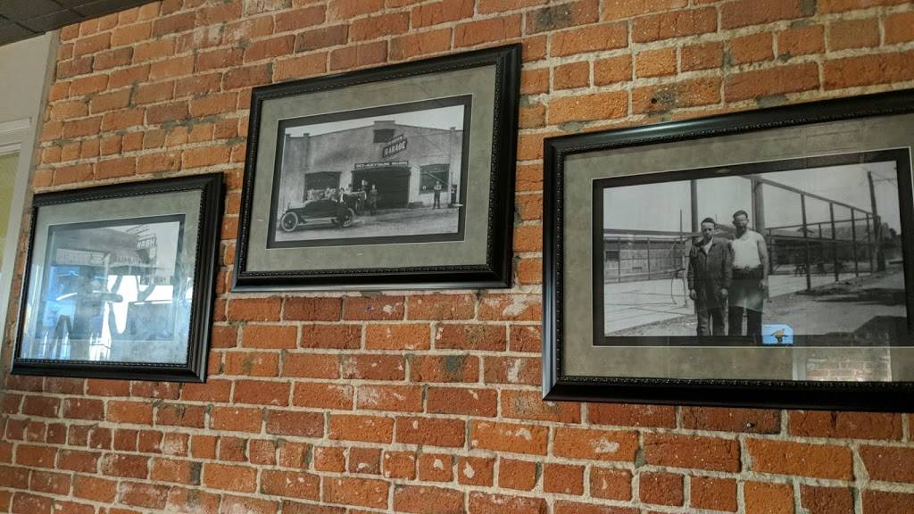 Red Brick Bar & Grill | night club | 153 S Broadway, Turlock, CA 95380, USA | 2096671561 OR +1 209-667-1561