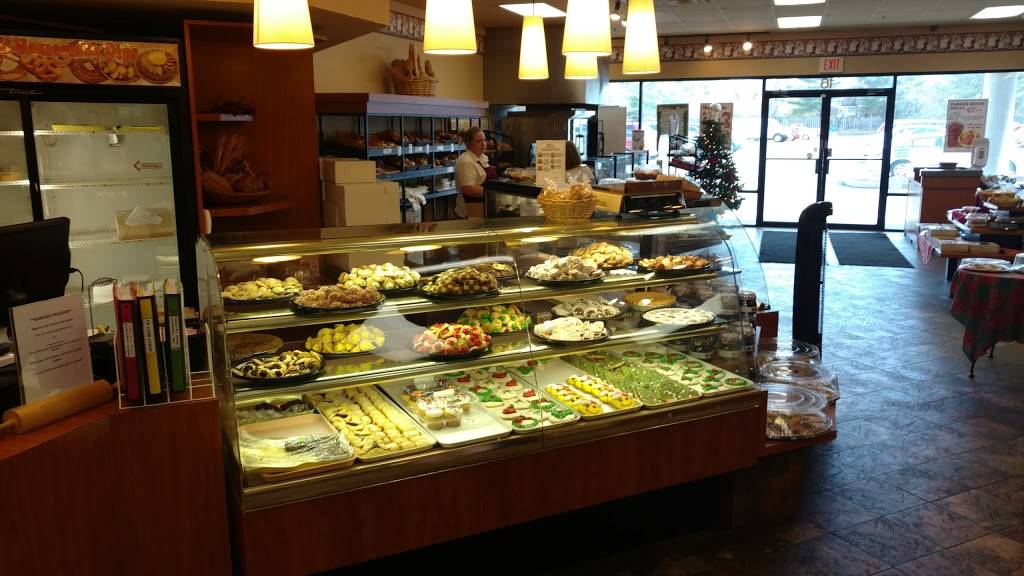 Servatii Pastry Shop 8 Mile | bakery | 8315 Beechmont Ave, Cincinnati, OH 45255, USA | 5134746840 OR +1 513-474-6840