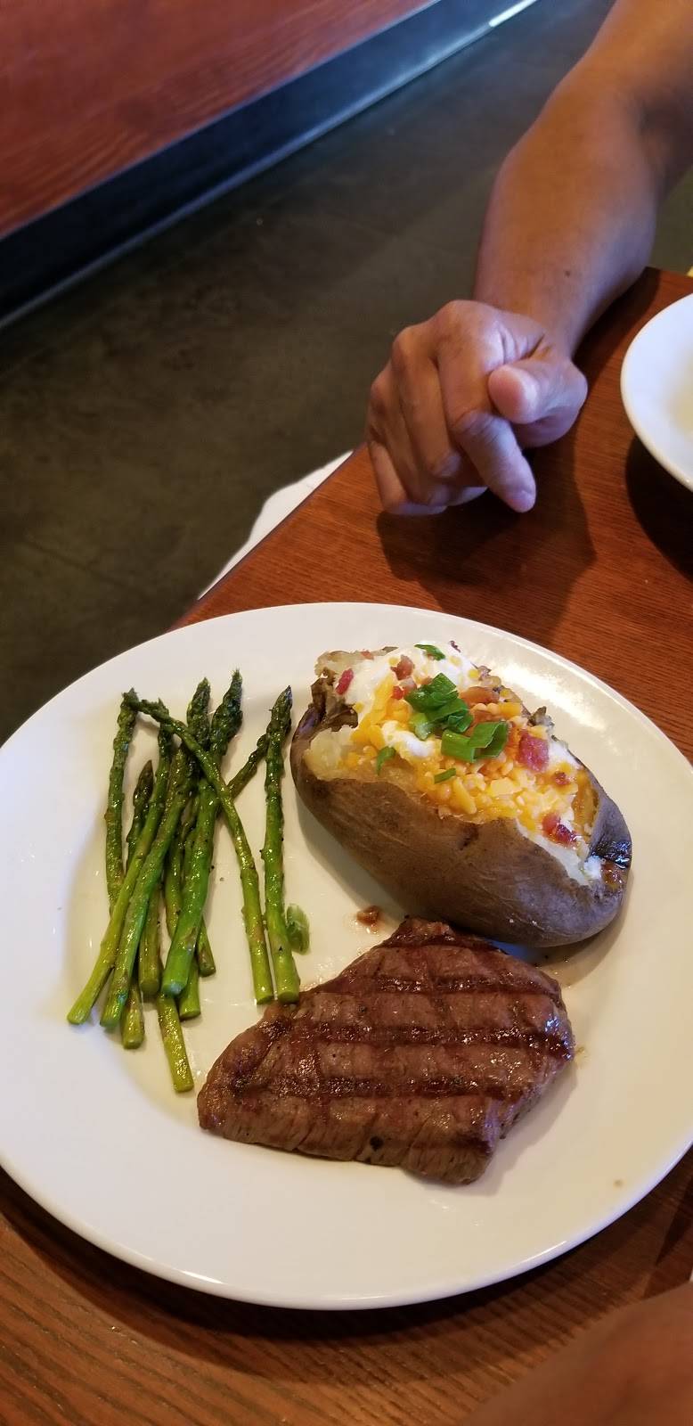 Houlihans | restaurant | 17029 Abercorn St, Savannah, GA 31419, USA | 9129215712 OR +1 912-921-5712