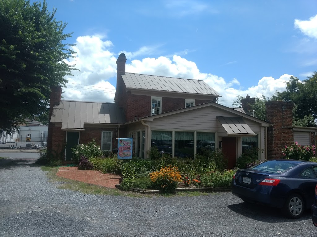 James Burke House Eatery | restaurant | 232 W Riverside St, Covington, VA 24426, USA | 5409650040 OR +1 540-965-0040