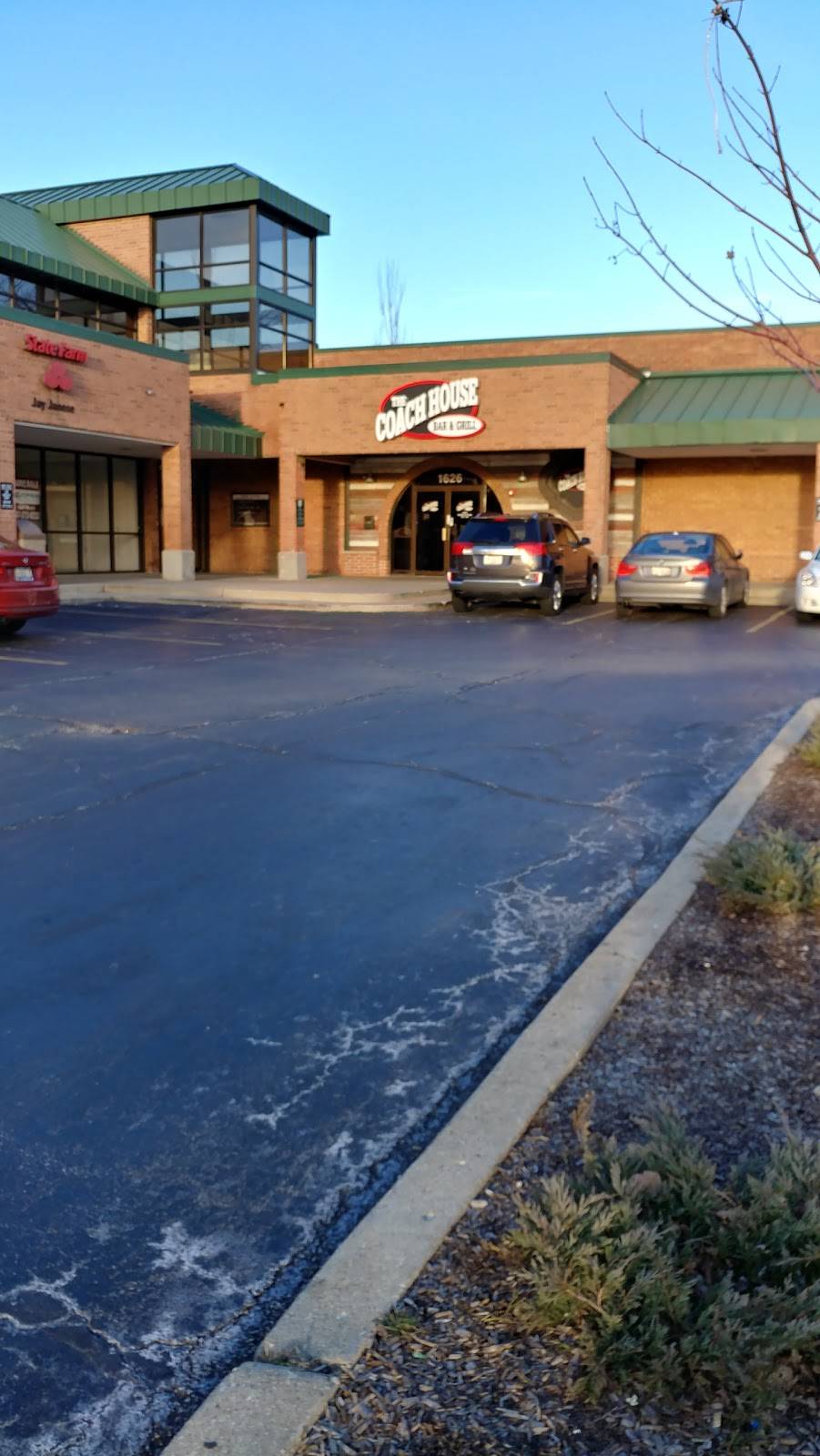 Coach House Bar & Grill | restaurant | 1626 E Algonquin Rd, Schaumburg, IL 60193, USA | 2248016619 OR +1 224-801-6619