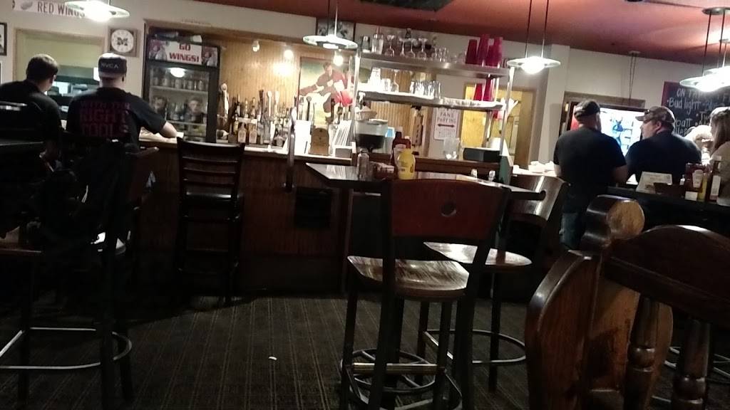 B-Line Bar & Grill | restaurant | 5960 Pinckney Rd, Howell, MI 48843, USA | 5175469122 OR +1 517-546-9122