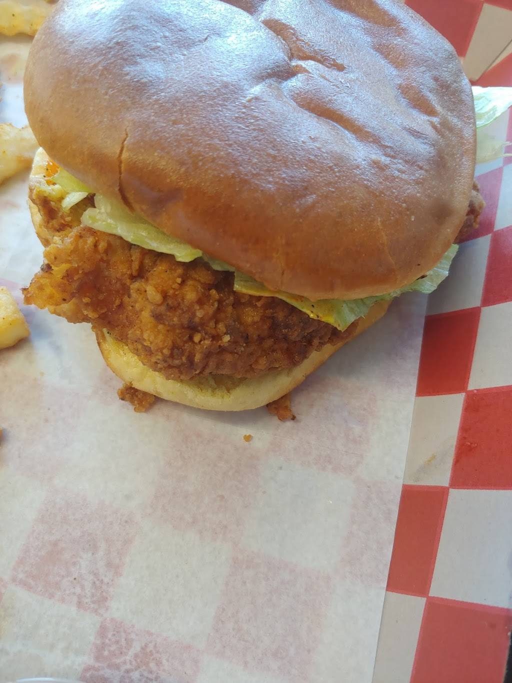 Charlestons | restaurant | 2200 Old Williamsburg Rd, Yorktown, VA 23690, USA | 7578883261 OR +1 757-888-3261