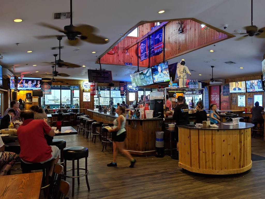 Fishlips Waterfront Bar & Grill | restaurant | 610 Glen Cheek Dr, Port Canaveral, FL 32920, USA | 3217844533 OR +1 321-784-4533