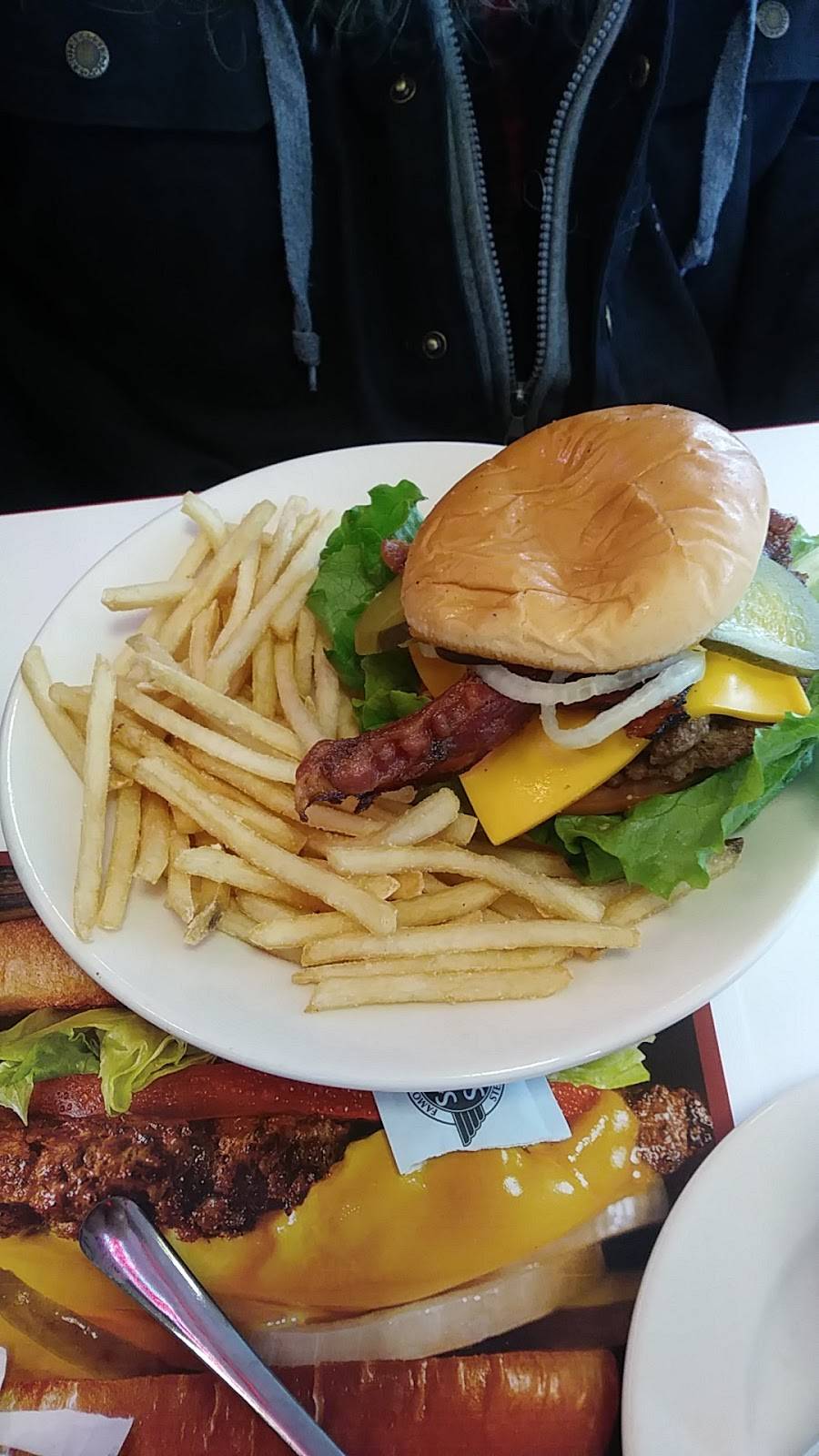 Steak n Shake | restaurant | 606 N Bluff Rd, Collinsville, IL 62234, USA | 6186230004 OR +1 618-623-0004