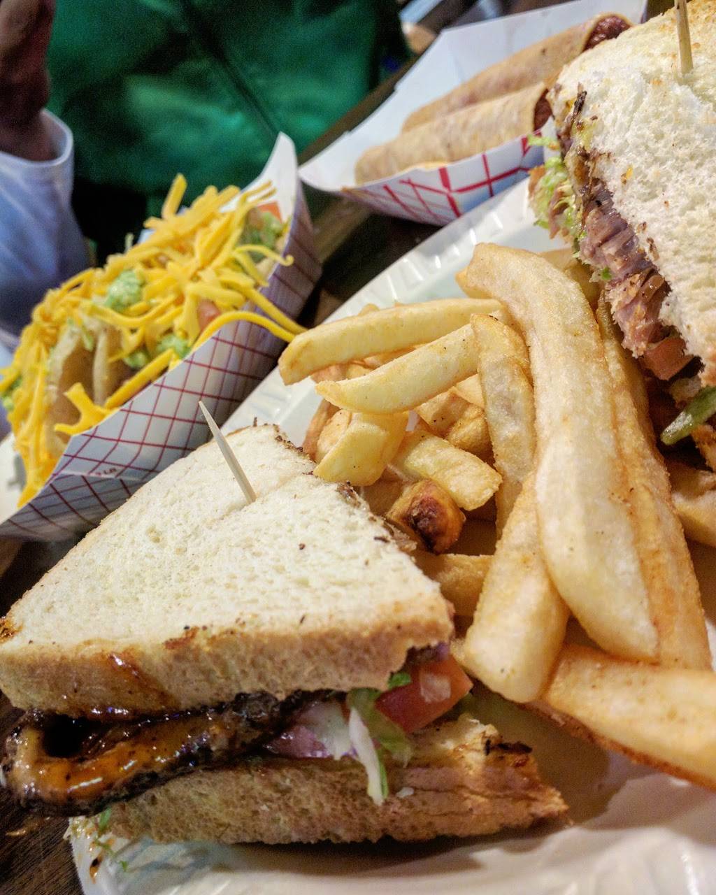 Rays Drive Inn | restaurant | 822 SW 19th St, San Antonio, TX 78207, USA | 2104327171 OR +1 210-432-7171