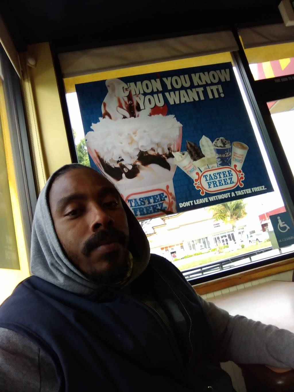 Wienerschnitzel | restaurant | 1300 Rosecrans Ave, Compton, CA 90221, USA | 3106398017 OR +1 310-639-8017