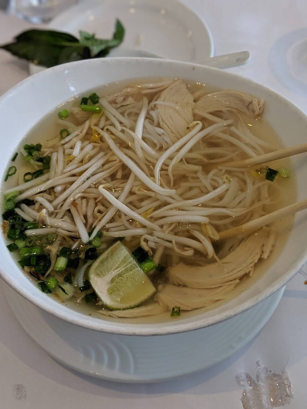 Basilic Vert | restaurant | 15 Boulevard Samson, Laval, QC H7X 3S5, Canada | 4506892221 OR +1 450-689-2221