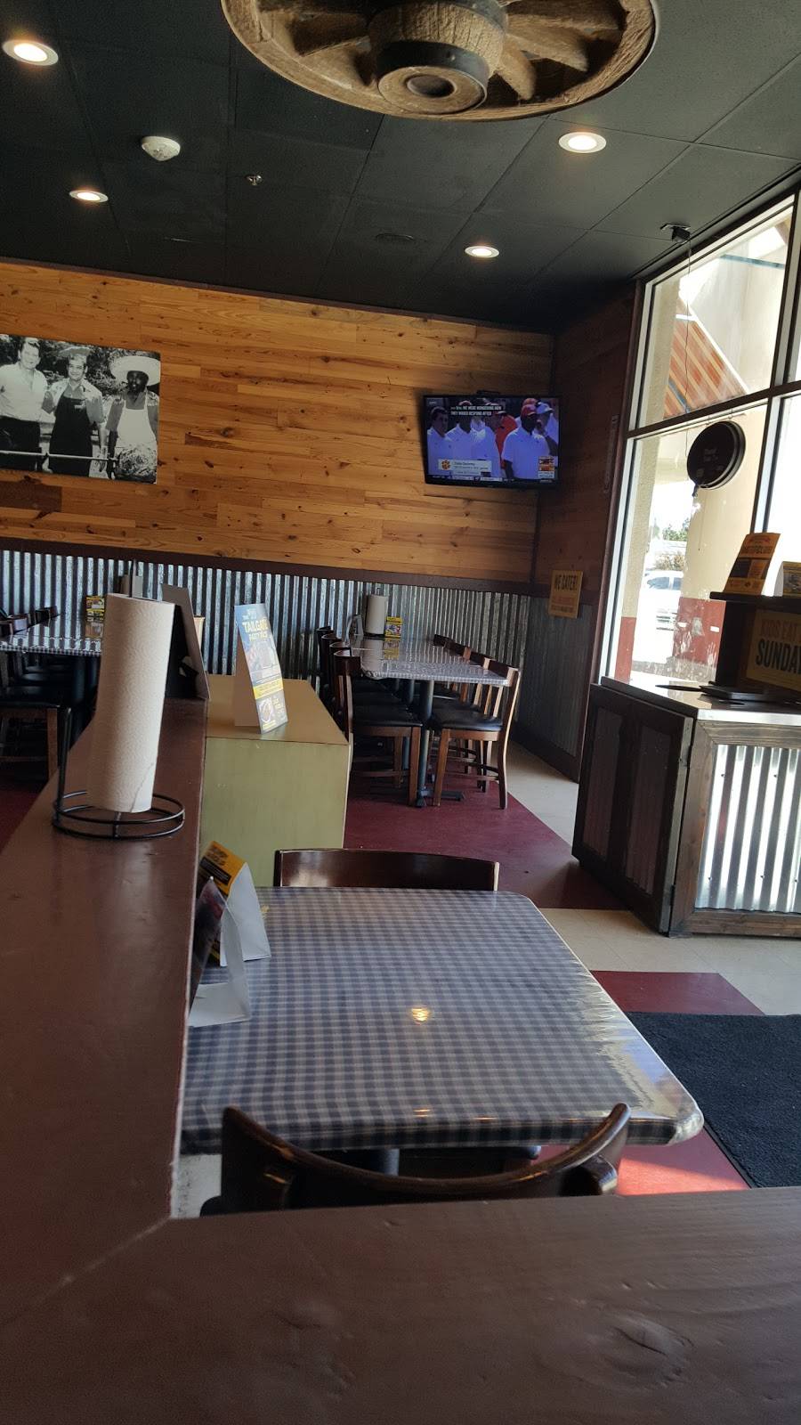 Dickeys Barbecue Pit | restaurant | 150 Nut Tree Pkwy, Vacaville, CA 95687, USA | 7074501810 OR +1 707-450-1810