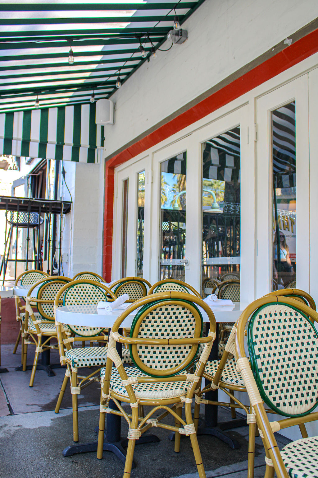 The Thirsty Palms | restaurant | 134 S Palm Canyon Dr, Palm Springs, CA 92262, USA | 7603305911 OR +1 760-330-5911