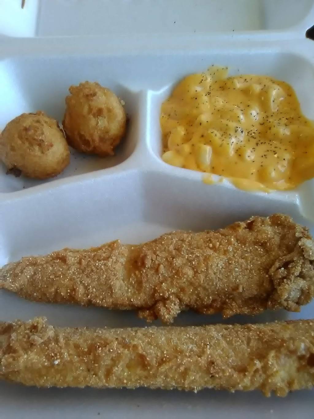 Captain Ds | restaurant | 179 E E.H.Crump Blvd, Memphis, TN 38106, USA | 9017745660 OR +1 901-774-5660