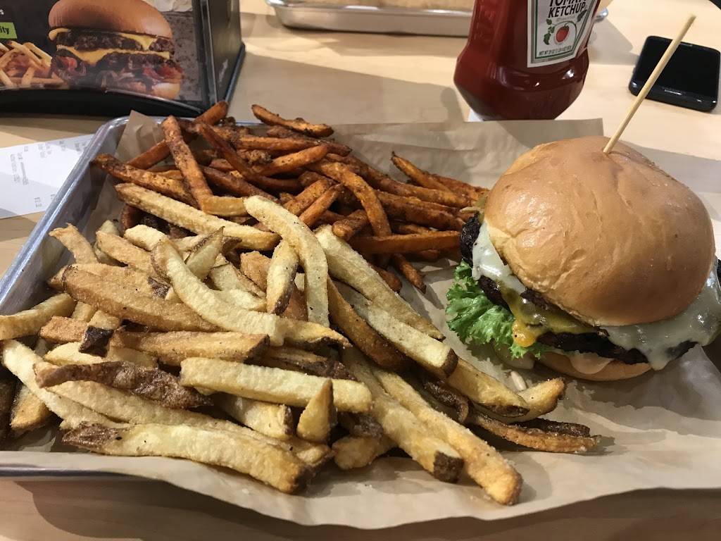 MOOYAH Burgers, Fries & Shakes | restaurant | 571 State St, Madison, WI 53703, USA | 6082859293 OR +1 608-285-9293