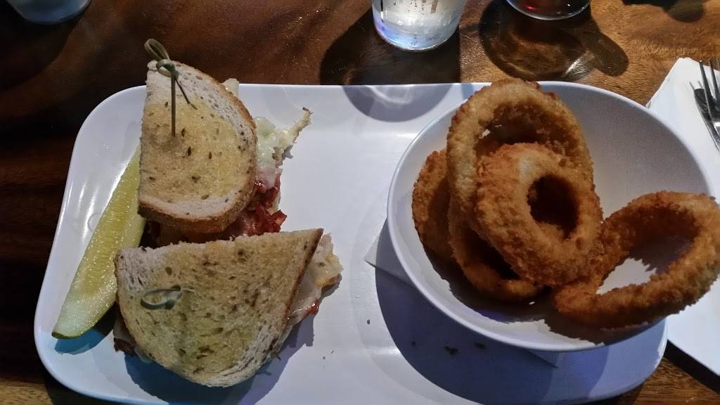 Johnny Js Pub & Grille, Strongsville | restaurant | 15323 Pearl Rd, Strongsville, OH 44136, USA | 4402686848 OR +1 440-268-6848