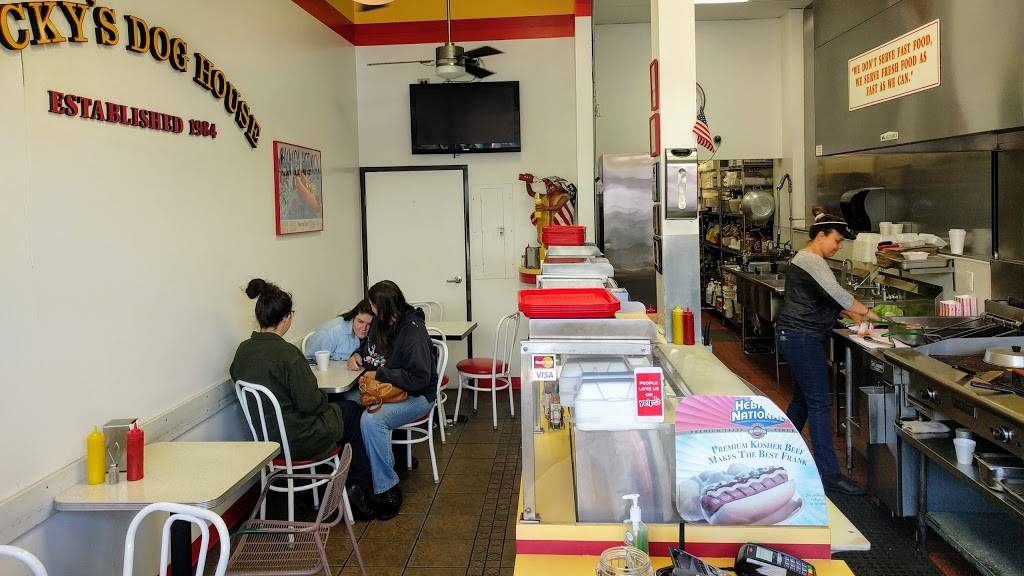 Luckys Dog House | meal takeaway | 215 N Moorpark Rd, Thousand Oaks, CA 91360, USA | 8054491745 OR +1 805-449-1745