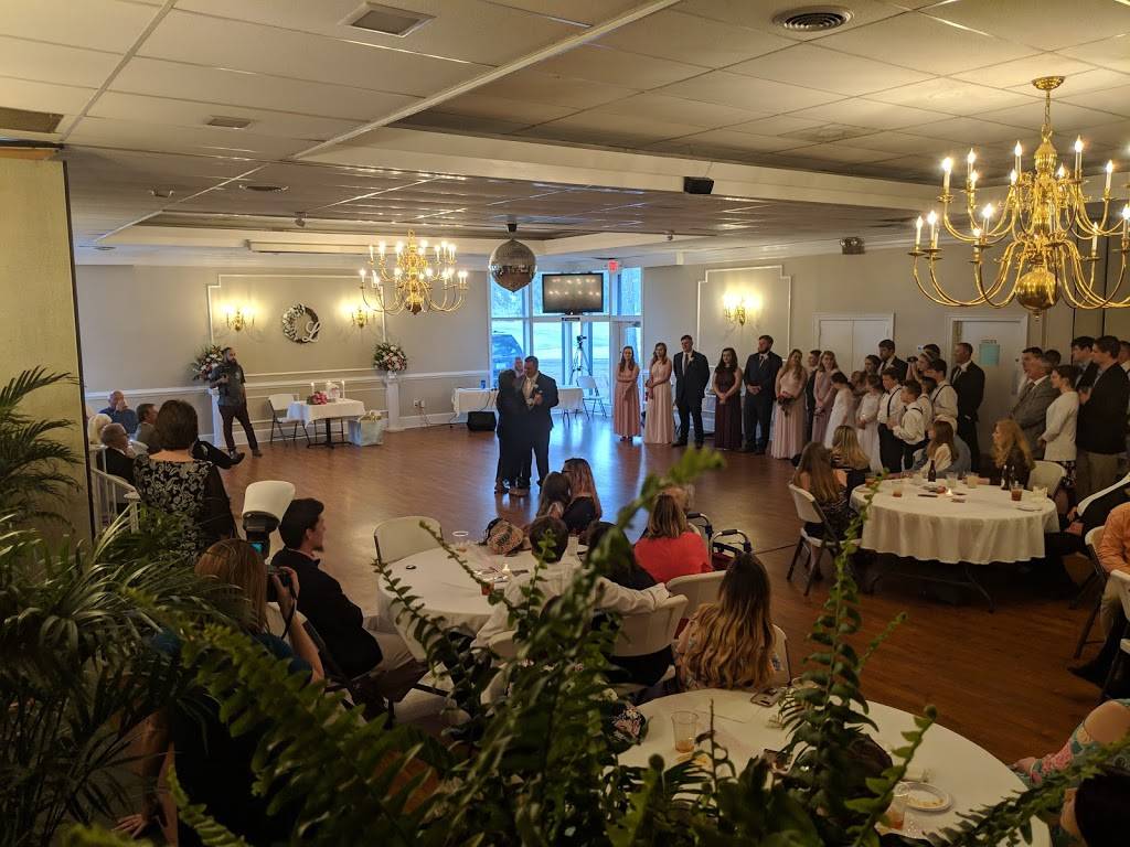 The Clubhouse Grill | restaurant | 160 Club Cir, Lake City, SC 29560, USA | 8433742582 OR +1 843-374-2582