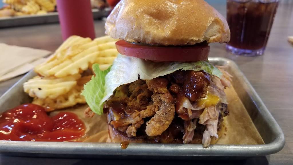 Pigs Eatin’ Ribs | restaurant | 1418 Bridge St, Charlevoix, MI 49720, USA | 2315477447 OR +1 231-547-7447