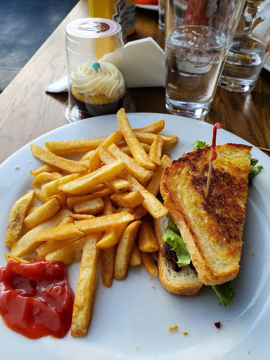 Burgers & Brew | restaurant | 201 Broadway St, Chico, CA 95928, USA | 5308799100 OR +1 530-879-9100