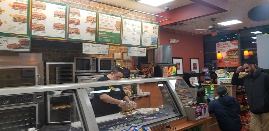 Subway Restaurants | restaurant | 5685 W Touhy Ave, Niles, IL 60714, USA | 8476472111 OR +1 847-647-2111