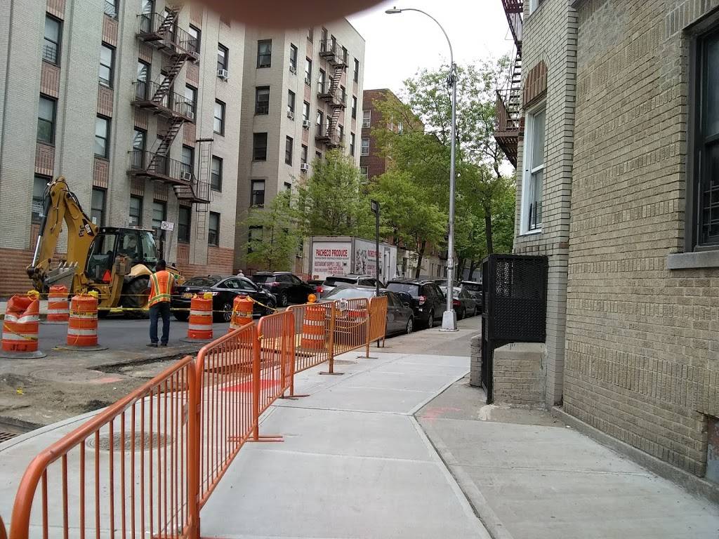 M & R Pizza | restaurant | 7 E 208th St, Bronx, NY 10467, USA | 7186530008 OR +1 718-653-0008