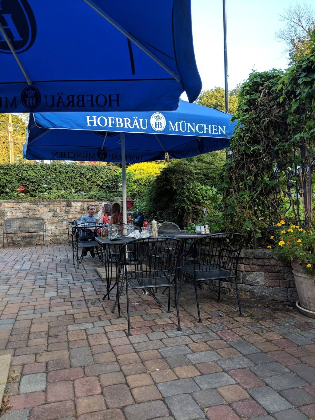 Newportville Inn | restaurant | 4120 Lower Rd, Levittown, PA 19056, USA | 2157856090 OR +1 215-785-6090