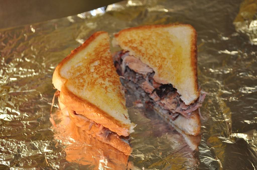 Oaktree Bar-B-Que | restaurant | 2315 Circle Dr W, Spirit Lake, IA 51360, USA | 7123369000 OR +1 712-336-9000