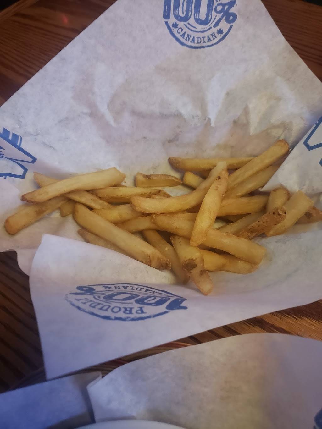 Wild Wing | restaurant | 4141 Dixie Rd, Mississauga, ON L4W 1V5, Canada | 2895212445 OR +1 289-521-2445