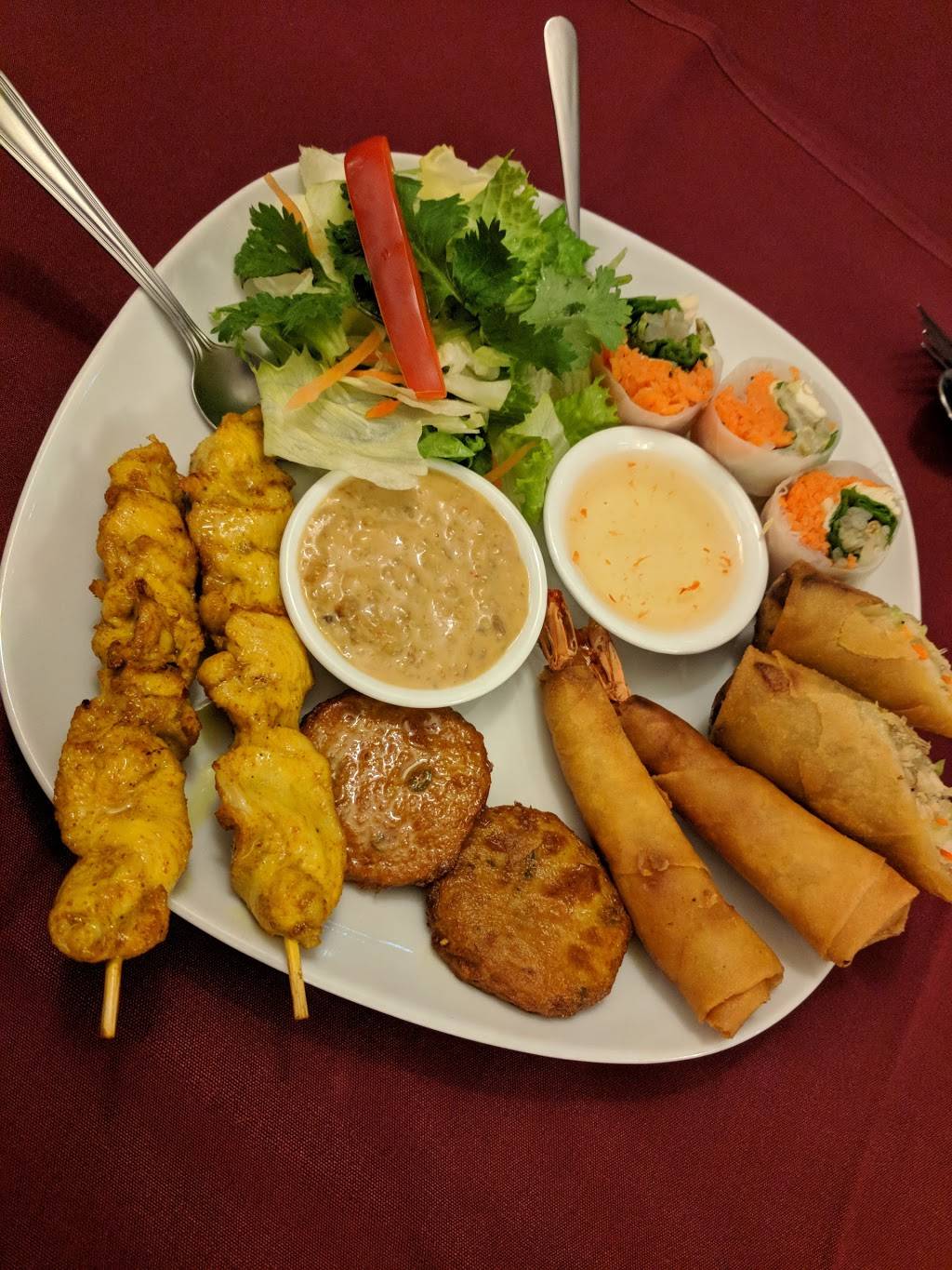 Sorn Thai Restaurant | restaurant | 2550 Yonge St, Toronto, ON M4P 2J2, Canada | 4163223563 OR +1 416-322-3563